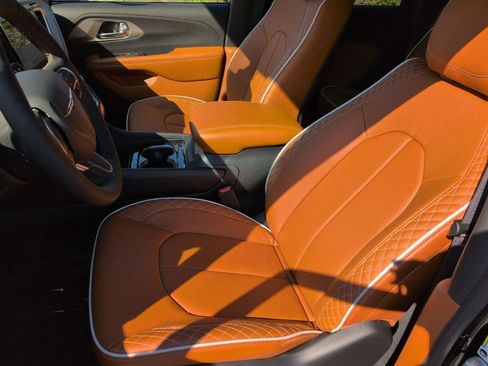 New 2026 Chrysler Pacifica Pinnacle image 11
