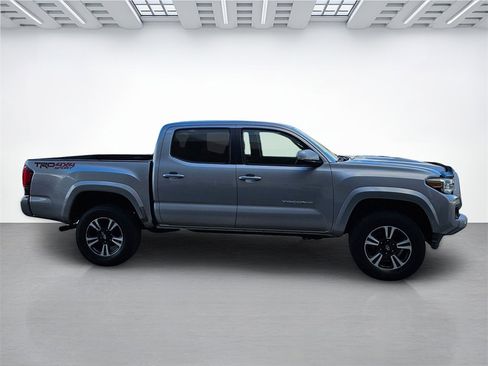 Used 2018 Toyota Tacoma TRD Sport image 4