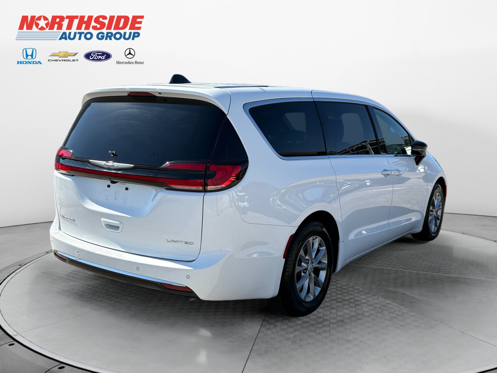 Used 2026 Chrysler Pacifica Limited FWD image 7