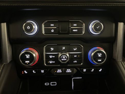 Used 2023 GMC Yukon XL SLT AWD/4WD image 12