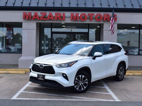 Used 2020 Toyota Highlander XLE AWD/4WD image 2