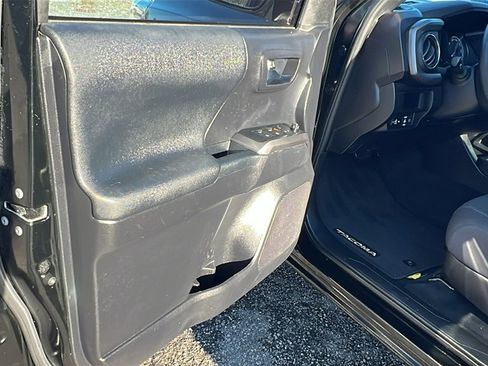 Used 2019 Toyota Tacoma TRD Sport image 10