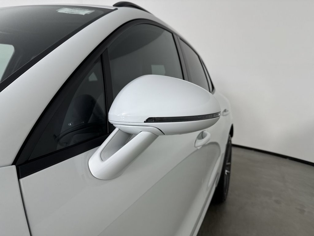 Certified 2025 Porsche Macan AWD/4WD image 12