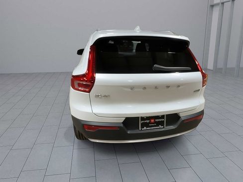 Used 2023 Volvo XC40 B5 Plus image 7