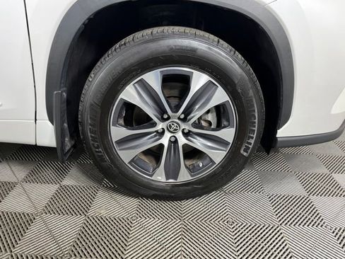 Used 2023 Toyota Highlander XLE image 9