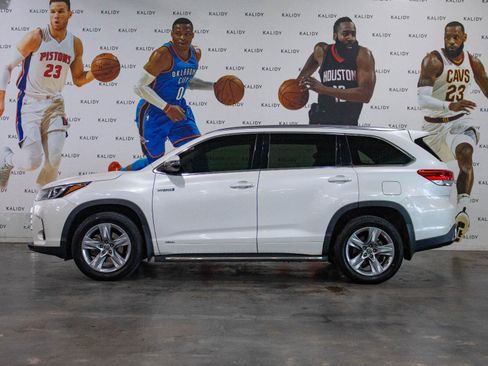 Used 2017 Toyota Highlander Limited AWD/4WD image 18