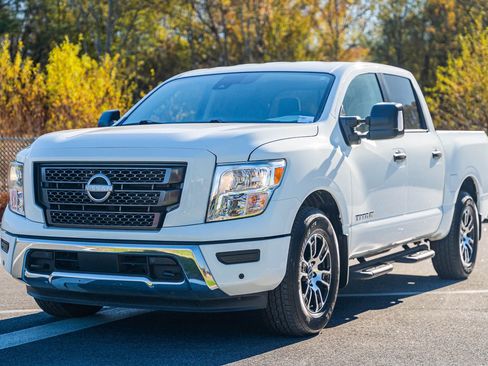 Used 2024 Nissan Titan SV w/ SV Convenience Package image 3