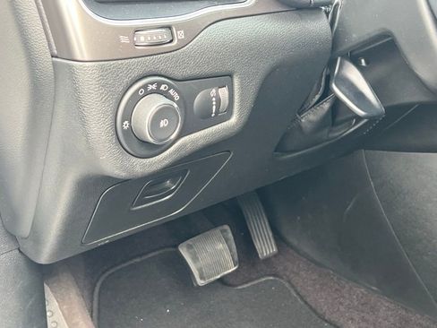 Used 2019 Jeep Cherokee Latitude w/ Popular Appearance Group AWD/4WD image 29