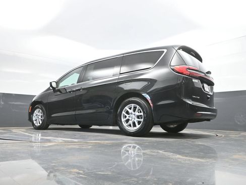 Used 2023 Chrysler Pacifica Touring-L FWD image 39
