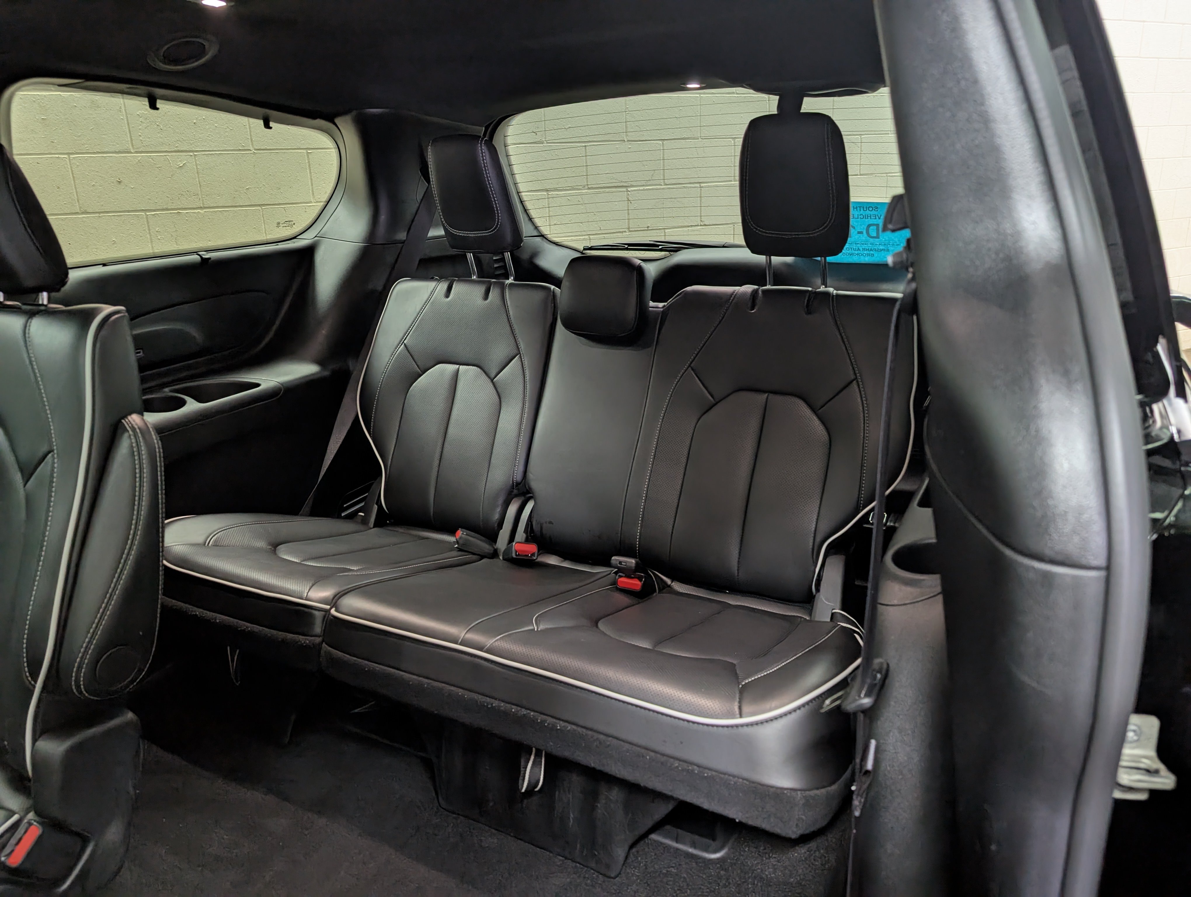 Used 2025 Chrysler Pacifica Limited FWD image 9