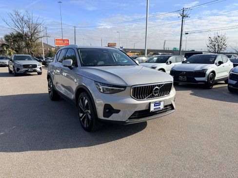 Certified 2025 Volvo XC40 B5 Plus image 7