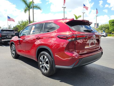 Used 2026 Toyota Highlander XLE image 8