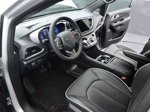 Used 2026 Chrysler Pacifica Limited FWD image 5