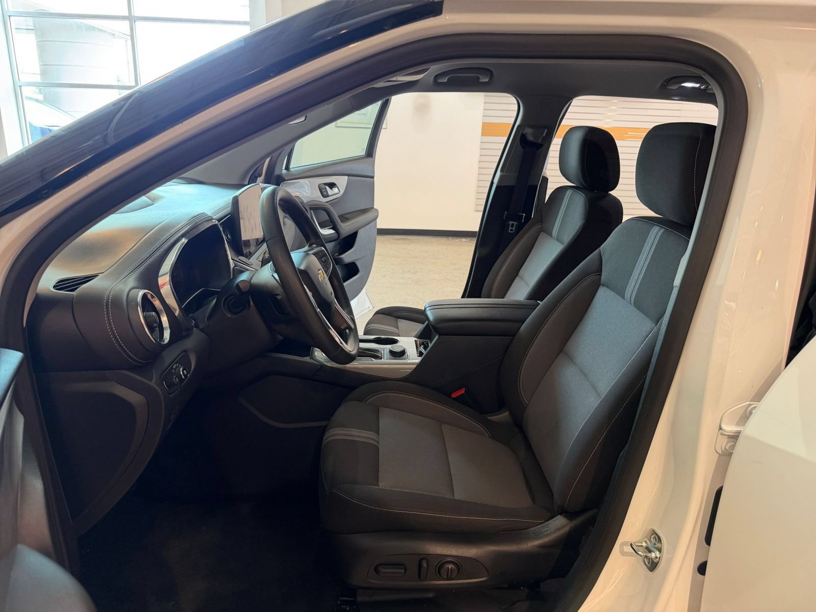 Used 2025 Chevrolet Blazer LT FWD image 26