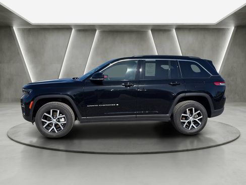 Used 2025 Jeep Grand Cherokee Limited AWD/4WD image 4