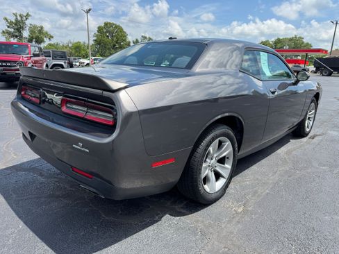 Used 2018 Dodge Challenger SXT RWD image 7