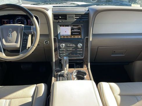 Used 2017 Lincoln Navigator Select image 18