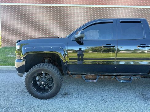 Used 2017 Chevrolet Silverado 1500 Custom w/ Custom Convenience Package AWD/4WD image 8