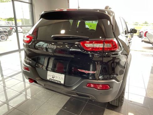 Used 2018 Jeep Cherokee Trailhawk AWD/4WD image 5