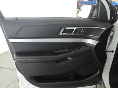 Used 2017 Ford Explorer XLT image 21