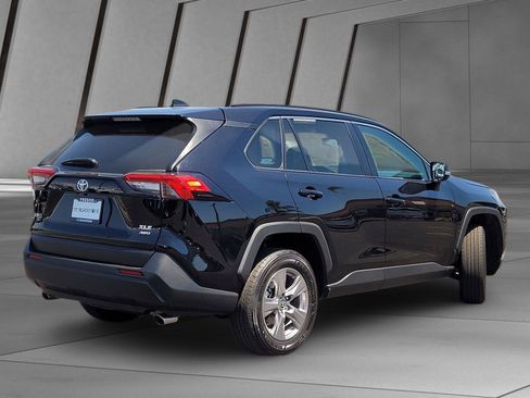 Used 2025 Toyota RAV4 XLE AWD/4WD image 4