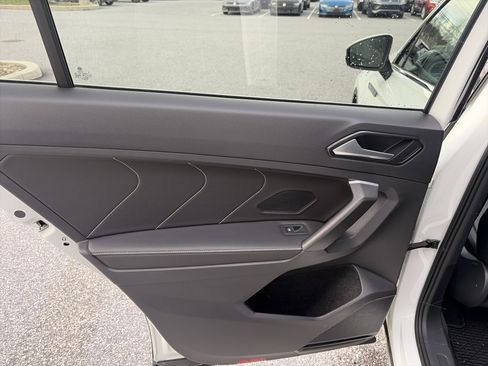 Used 2024 Volkswagen Tiguan SE w/ Panoramic Sunroof Package image 22