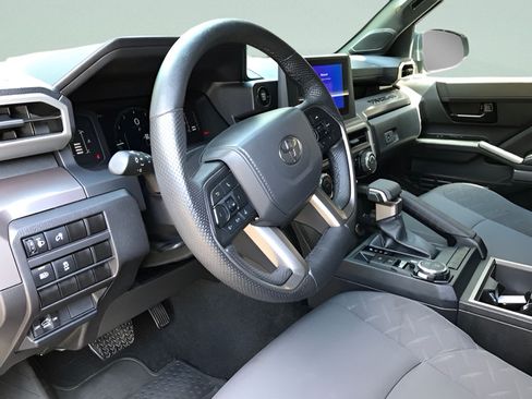Certified 2025 Toyota Tacoma SR5 AWD/4WD image 15