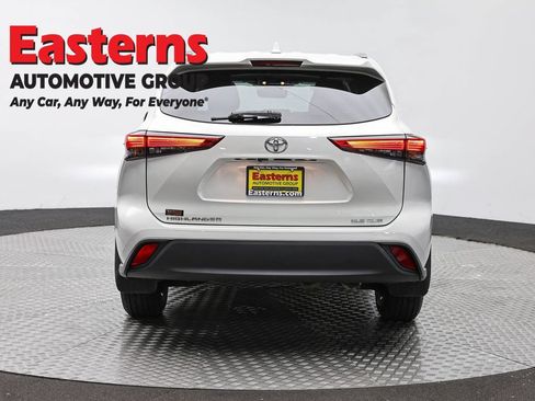 Used 2021 Toyota Highlander XLE AWD/4WD image 5
