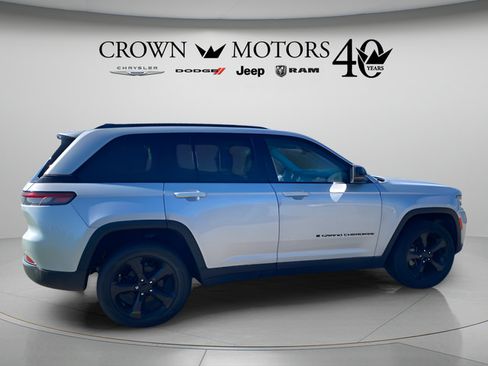 Used 2023 Jeep Grand Cherokee Limited w/ Black Appearance Package AWD/4WD image 13