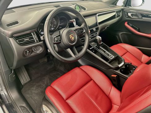Certified 2025 Porsche Macan AWD/4WD image 4