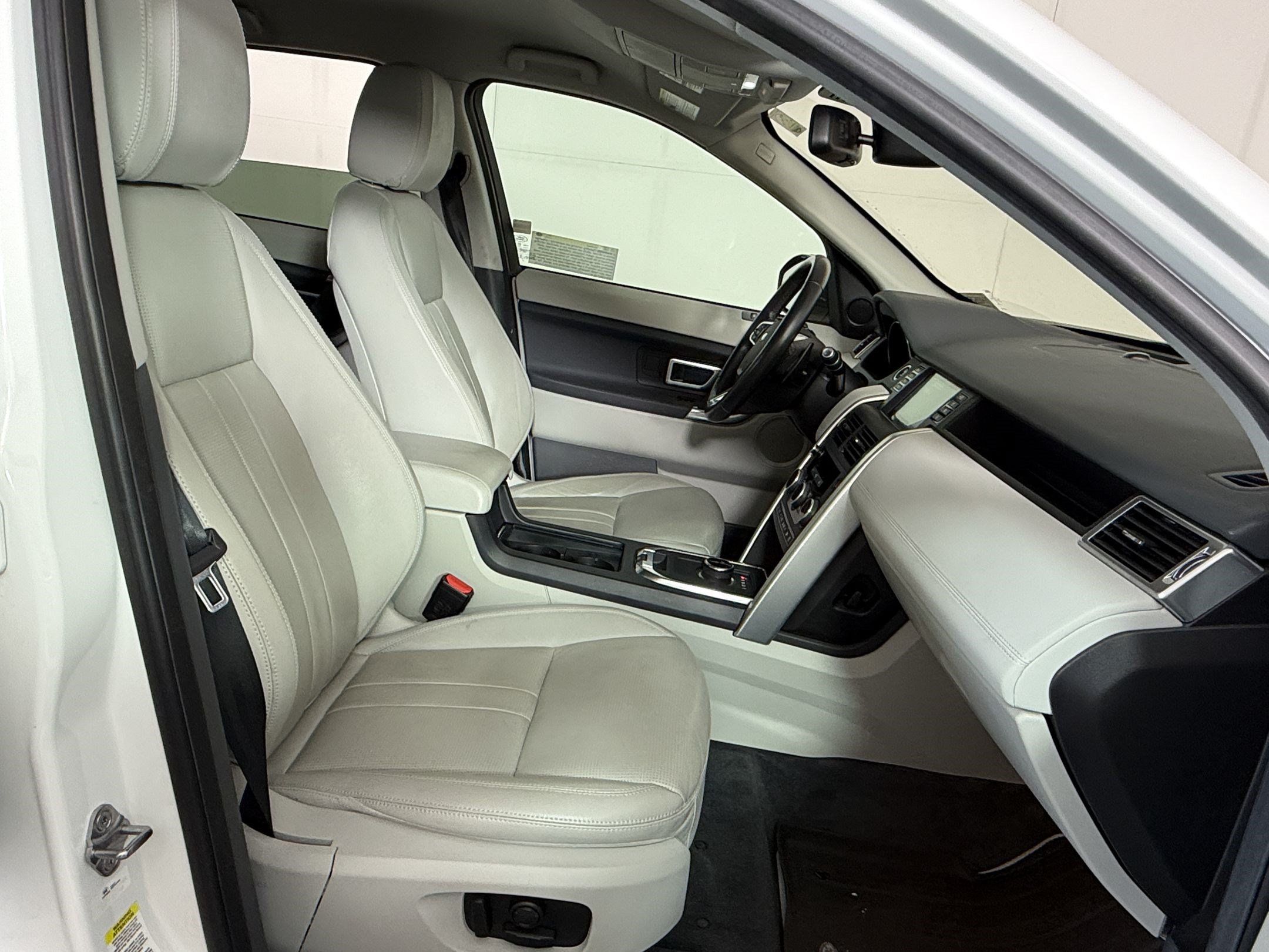 Used 2019 Land Rover Discovery Sport SE AWD/4WD image 24