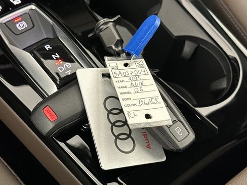 Used 2025 Audi Q6 e-tron Premium w/ Convenience Package image 23