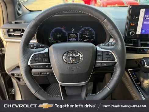 Used 2025 Toyota Sienna Platinum AWD/4WD image 13