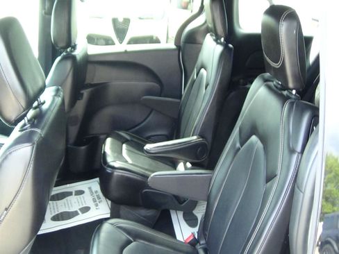 Certified 2025 Chrysler Pacifica Select FWD image 13