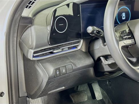 Used 2024 Hyundai Elantra Limited image 8