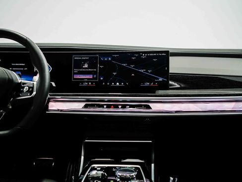 Used 2025 BMW 740i w/ Premium Package RWD image 13