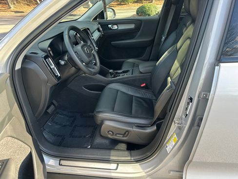 Used 2024 Volvo XC40 B5 Core image 9