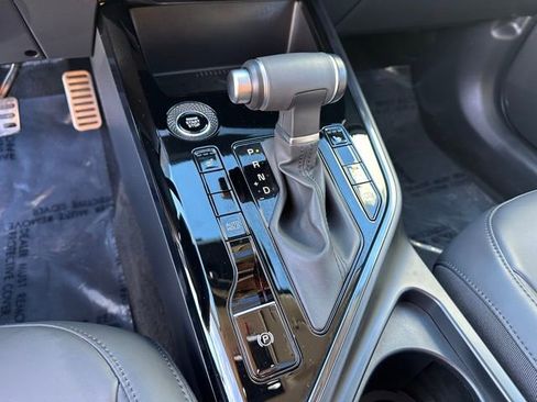 Used 2024 Kia Niro EX Touring image 25