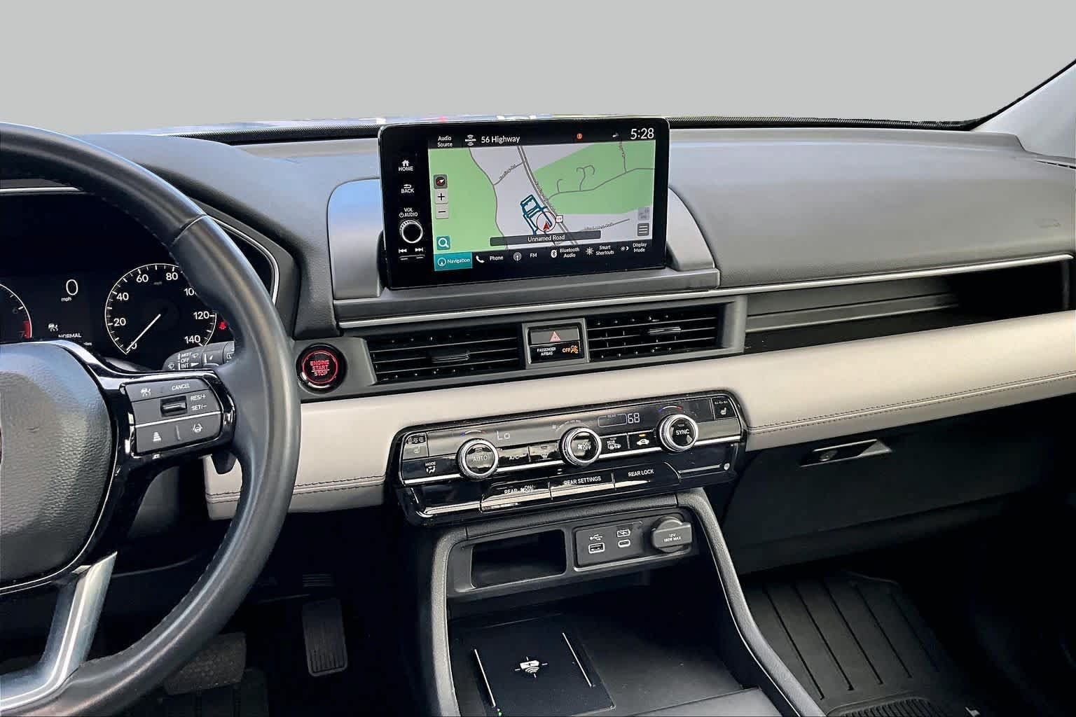 Used 2024 Honda Pilot Touring image 7