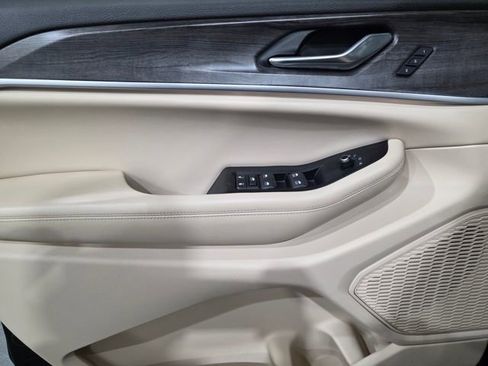 Used 2024 Jeep Grand Cherokee L Limited AWD/4WD image 10