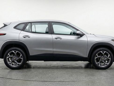 Used 2025 Chevrolet Trax LT FWD image 11