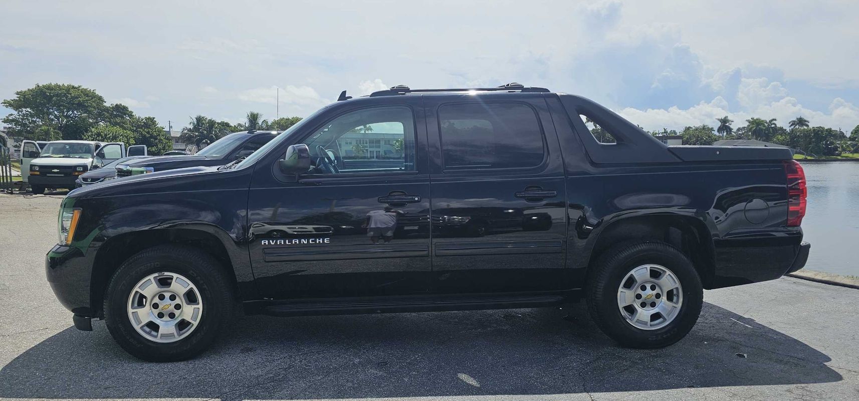 Used 2012 Chevrolet Avalanche LS RWD image 2