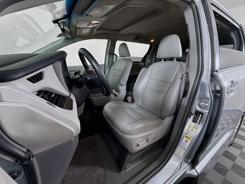 Used 2016 Toyota Sienna XLE FWD image 5