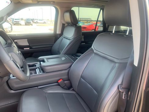 Used 2025 Ford Expedition Active AWD/4WD image 3