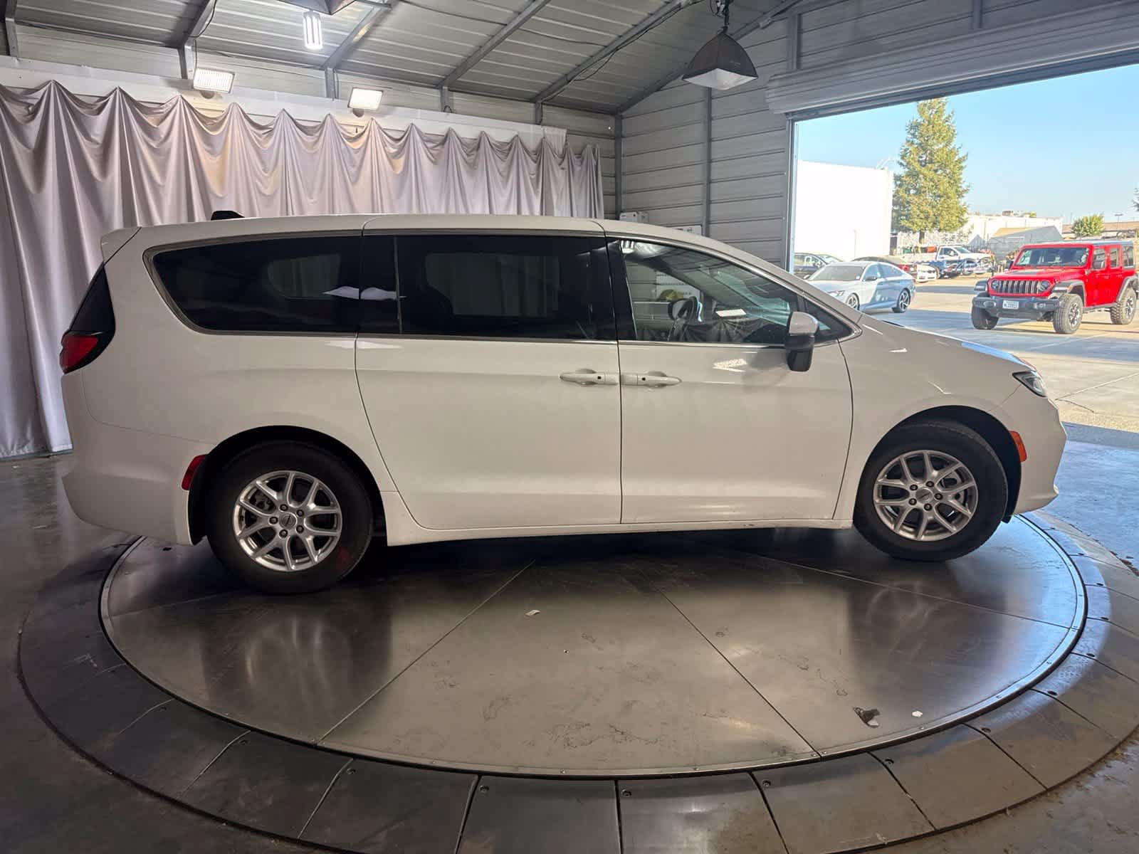 Used 2023 Chrysler Pacifica Touring-L FWD image 4