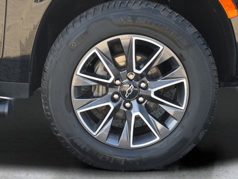 Used 2022 Chevrolet Tahoe Z71 w/ Z71 Off-Road Package AWD/4WD image 17