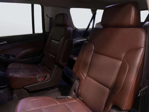 Used 2020 Chevrolet Suburban Premier w/ Premier 6.2L Value Package AWD/4WD image 37