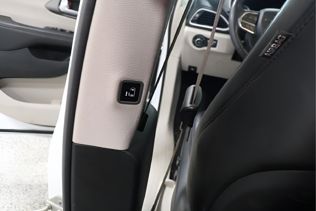 Used 2024 Chrysler Pacifica Touring-L FWD image 23