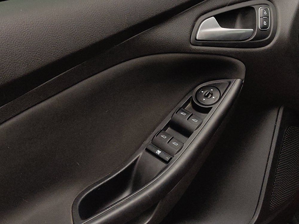 Used 2018 Ford Focus SE w/ SE Appearance Package FWD image 27