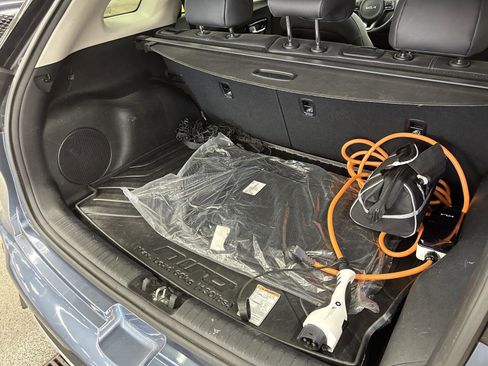 Used 2022 Kia Niro EX Premium image 7